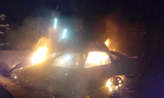 Mașină în flăcări în județul Cluj. O femeie a ajuns la spital / Cum s-a produs accidentul
