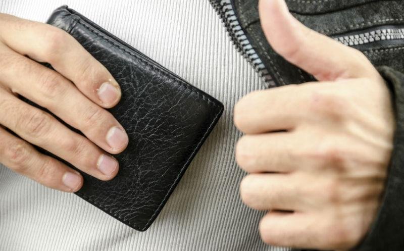 Hoț prins în flagrant de polițiștii din Cluj. A furat mai multe bunuri, printre care un laptop și sute de euro
