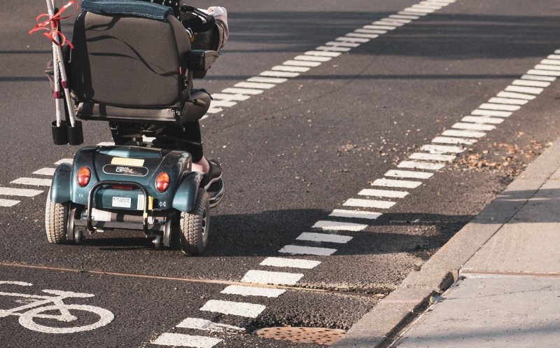 Femeie cu dizabilități în cărucior mobil, lovită de o mașină în Turda