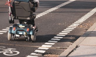Femeie cu dizabilități în cărucior mobil, lovită de o mașină în Turda