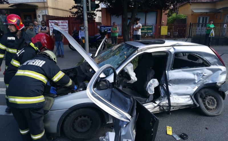 ACCIDENT în Cluj-Napoca cu două mașini. Tânăr de 19 ani, transportat la spital în stare GRAVĂ
