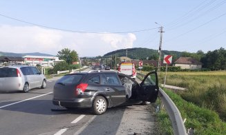 Accident pe un drum din Cluj. Una dintre mașini, înfiptă în parapet/ Un tânăr a ajuns la spital