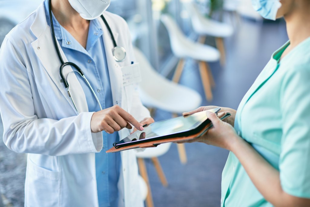 Procent ridicat de risc de burnout în rândul medicilor din România/ 6 din 10 medici sub 35 ani vor să migreze