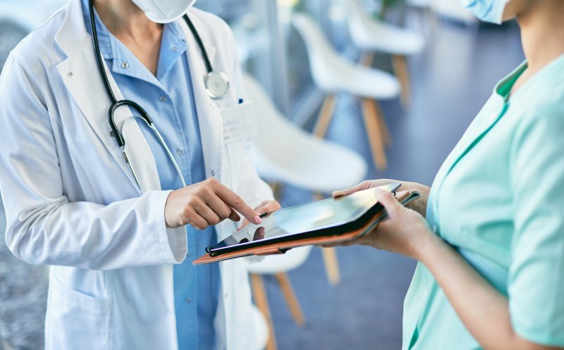 Procent ridicat de risc de burnout în rândul medicilor din România/ 6 din 10 medici sub 35 ani vor să migreze
