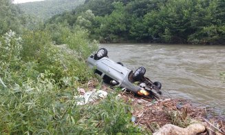 Detalii noi despre mașina scufundată în râul Arieș, în Cluj. Șoferul de 83 de ani a pierdut controlul volanului