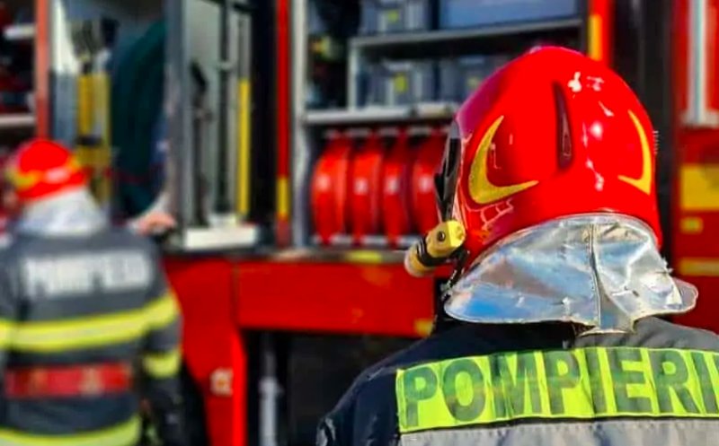 Mașină în flăcări în parcarea unui supermarket. Au intervenit pompierii
