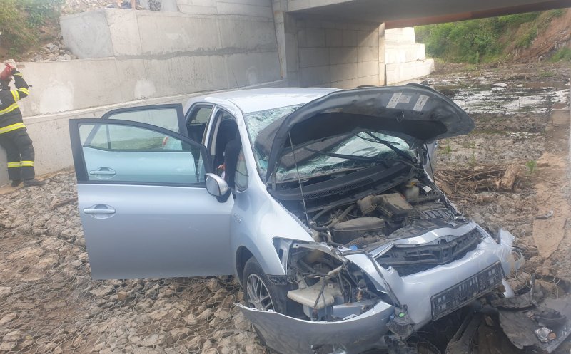Cluj: Tânăr în stare gravă după ce a căzut cu mașina de pe un pod