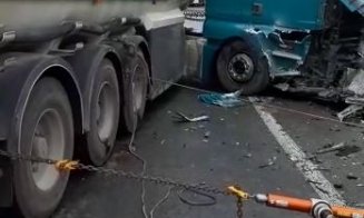 Accident MORTAL la Cluj. Doi tineri au murit în urma unui impact între o mașină și o cisternă