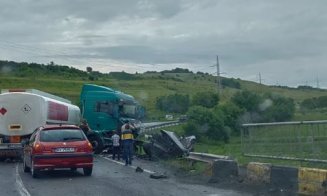 Accident MORTAL la Cluj. Doi tineri au murit în urma unui impact între o mașină și o cisternă/ Traficul, blocat pe ambele sensuri