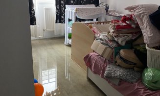Apartamente INUNDATE în subsolul unui bloc din Jucu. Oamenii scot apa cu găleata din casă