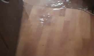 Apartamente INUNDATE în subsolul unui bloc din Jucu. Oamenii scot apa cu găleata din casă