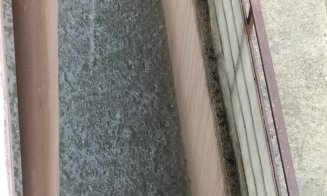 Apartamente INUNDATE în subsolul unui bloc din Jucu. Oamenii scot apa cu găleata din casă