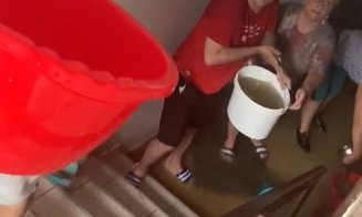 Apartamente INUNDATE în subsolul unui bloc din Jucu. Oamenii scot apa cu găleata din casă/ Iluminatoarele, transformate în mini-piscine