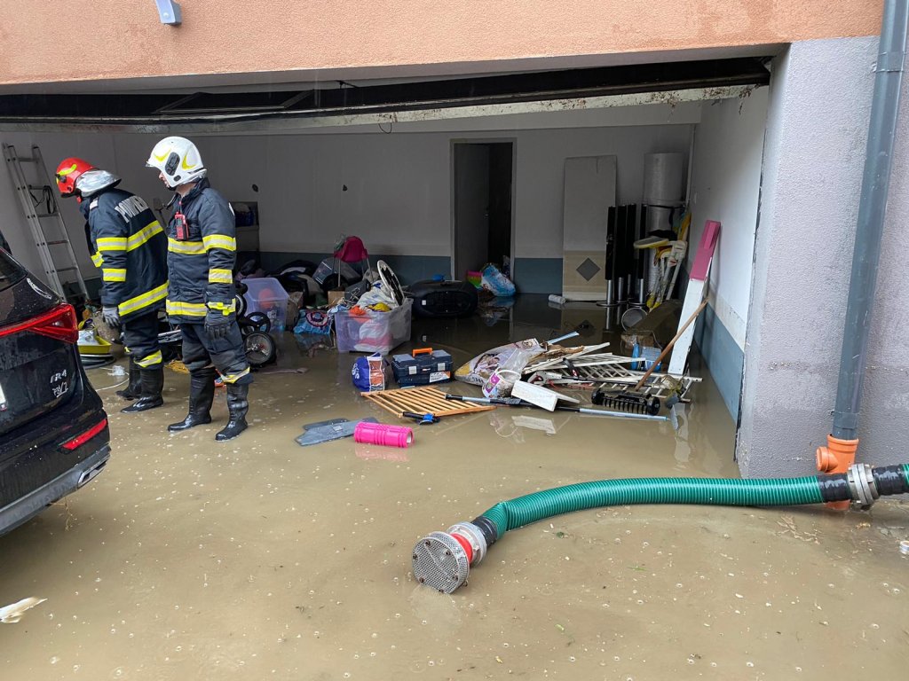 Bilanțul ISU după ploaia de la Cluj: Intervenții în garaje, subsoluri, hale și curți inundate