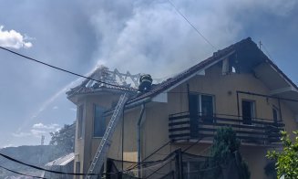 Incendiu în Cluj! Acoperișul unei case a luat foc / Două autospeciale și o ambulanță SMURD intervin