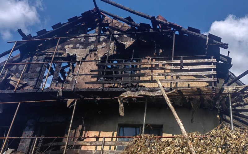 Incendiu în Cluj! Casă făcută SCRUM / Două autospeciale și o ambulanță SMURD au intervenit