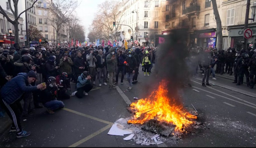 Continuă protestele violente din Franța! Se poate ajunge la stare de urgență