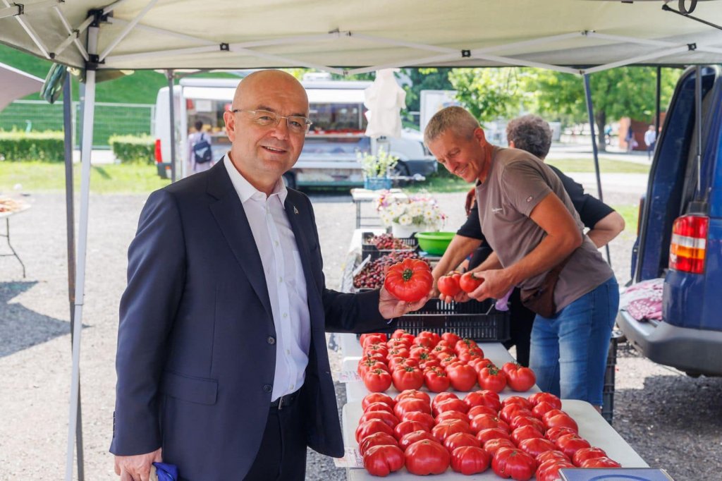 Primarul Boc, cumpărături la început de lună: „Iulie începe cu produse sănătoase de la producătorii locali din piața volantă”