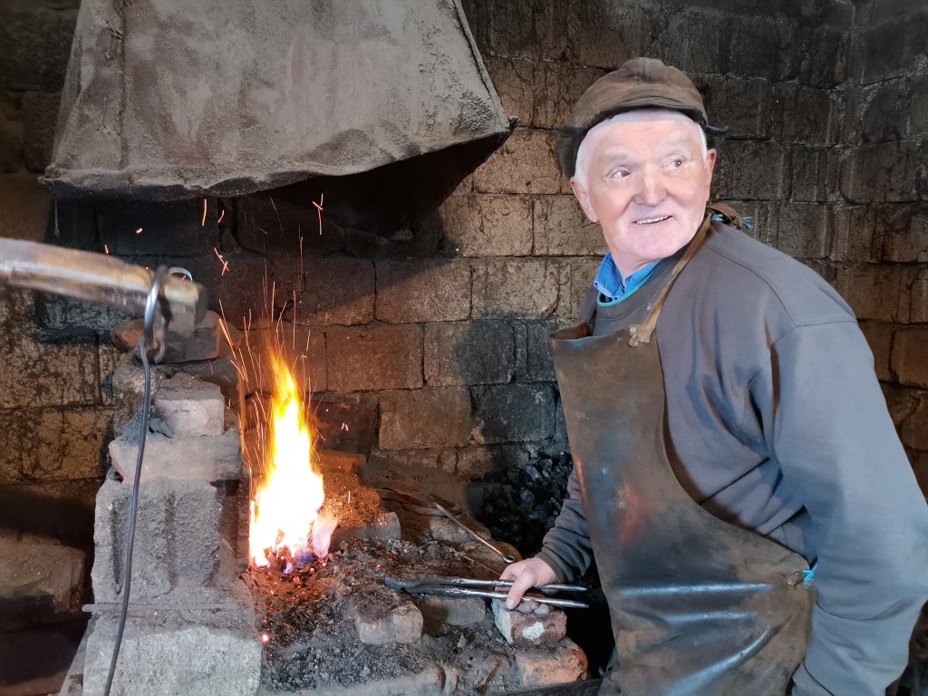 Clujul este mai bogat cu încă un titlu de Tezaur Uman Viu! Cine este meșterul fierar Simionu Florii