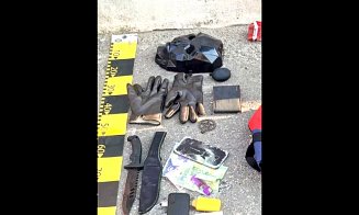 IMAGINI cu masca, mănuşile şi cuţitul din rucsacul criminalului care a ucis o fată de 14 ani în Grădina Botanică din Craiova