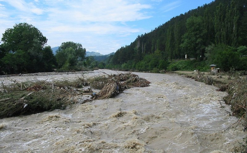 Cod galben de viituri pe râuri din mai multe județe, până duminică. Avertismentul hidrologilor