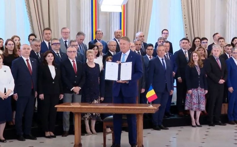 Ceremonie la Palatul Cotroceni. Președintele Klaus Iohannis promulgă Legile Educației