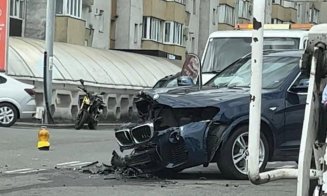 Daună totală! Coliziune între două mașini în Mănăștur