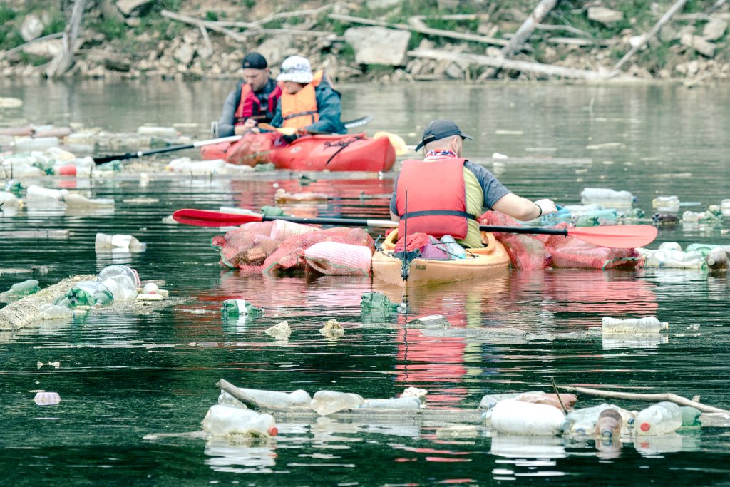 Acțiune de ecologizare a lacului Tarnița în weekend / Se caută 120 de voluntari pentru echipe pe uscat şi pe apă