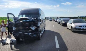 Microbuz cu 16 pasageri, implicat într-un accident pe Autostrada Transilvania. Trei persoane au fost transportate la spital