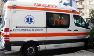 Peste 20 de persoane cazate la o pensiune, transportate la spital. Acuzau stări de vomă