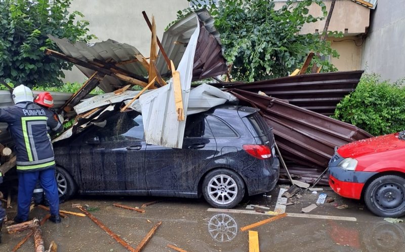 Vremea rea a făcut ravagii în Cluj! Acoperișul unui bloc din Gherla a căzut peste patru mașini parcate