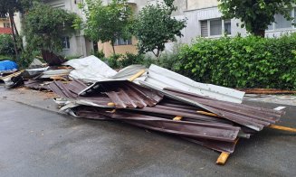 Vremea rea a făcut ravagii în Cluj! Acoperișul unui bloc din Gherla a căzut peste patru mașini parcate