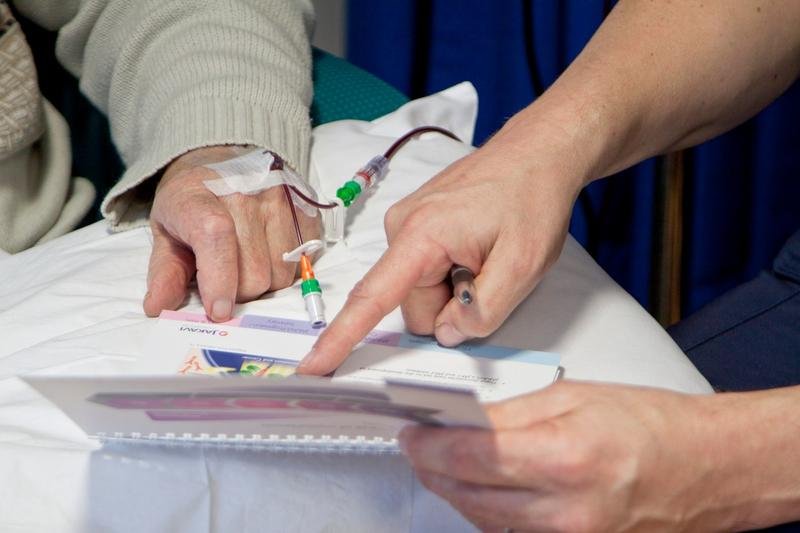 Bolnavii de cancer au ieșit în stradă pentru planul de cancer amânat de Rafila: „Ne-am săturat să murim cu zile”