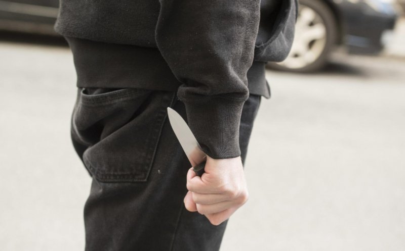 Un nou CAZ ȘOCANT: Băiat de 14 ani, înjunghiat de un adolescent de 17 ani, în timp ce se plimba pe stradă cu prietena lui