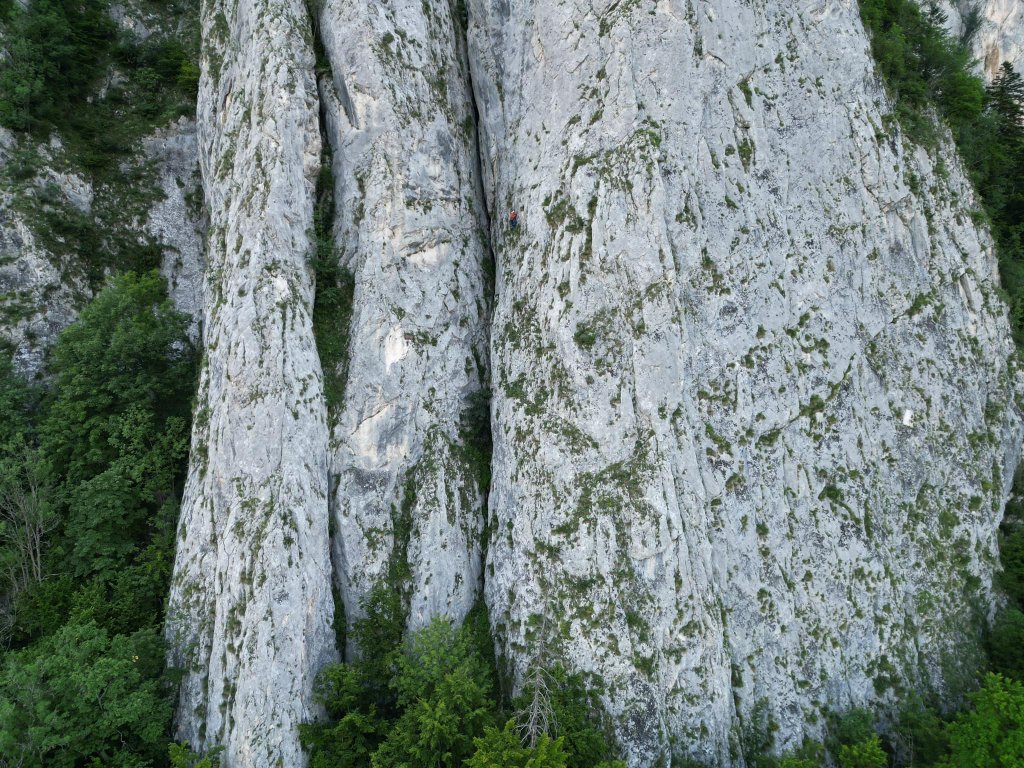 Salvamontiștii, intervenție extremă pentru recuperarea a doi alpinişti suspendați pe o stâncă. În ce stare i-au găsit