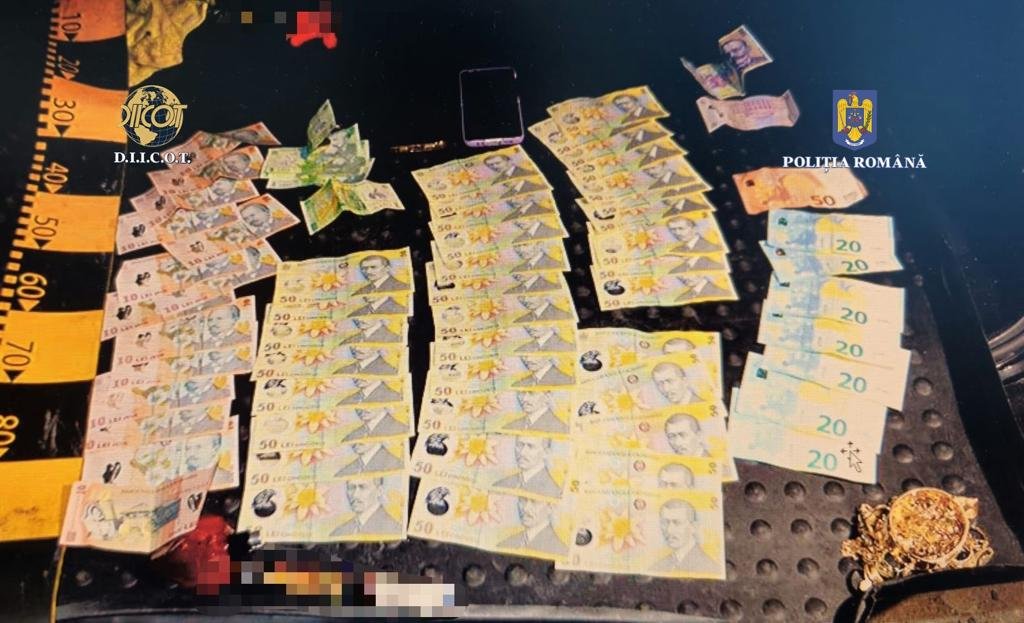 Doi tineri din Cluj, prinși în mașină cu peste 4 kilograme de droguri periculoase. Polițiștii au mai confiscat bani și bijuterii
