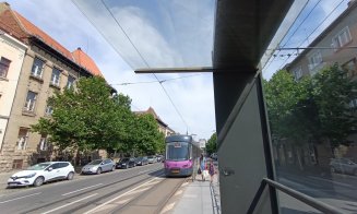 Staţiile CTP, zero umbră sau protecţie pe caniculă: "Dacă aştepţi tramvaliul, în 10 minute te prăjeşti"