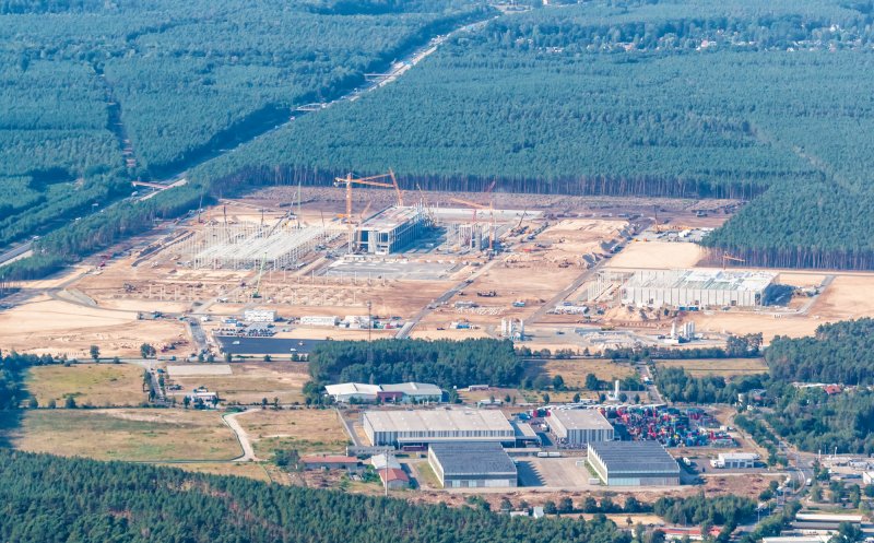 Tesla, compania celui mai bogat om din lumea vrea să depășească rivalii din Europa și să aibă cea mai mare uzină de pe continent