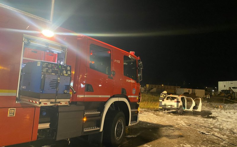 Mașină cuprinsă de flăcări în parcarea Aeroportului din Cluj-Napoca. Care a fost cauza incendiului