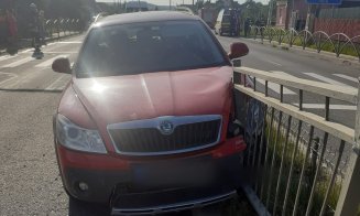 Accident cu trei mașini la Tureni. Un autoturism a ajuns în gardul de pe mijlocul drumului