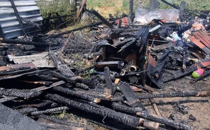 Incendiu într-o localitate din Cluj. Două anexe au luat foc și o femeie a fost transportată la spital
