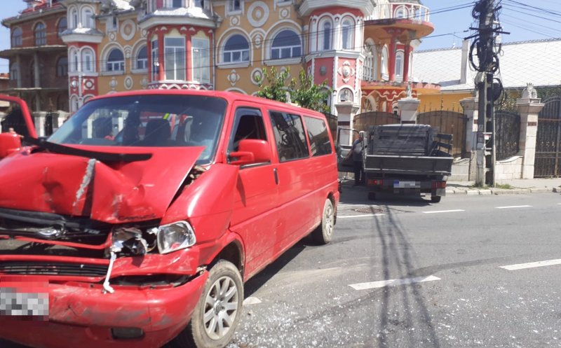 ACCIDENT în Cluj între o autoutilitară și un microbuz! Două persoane, transportate la spital