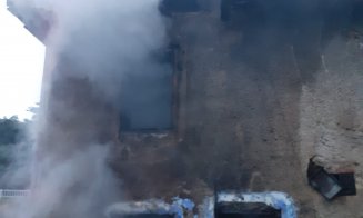Le-a explodat butelia și le-a luat foc casa. Intervin pompierii