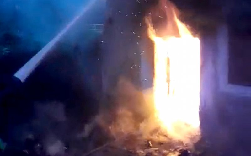 Le-a explodat butelia și le-a luat foc casa. Intervin pompierii