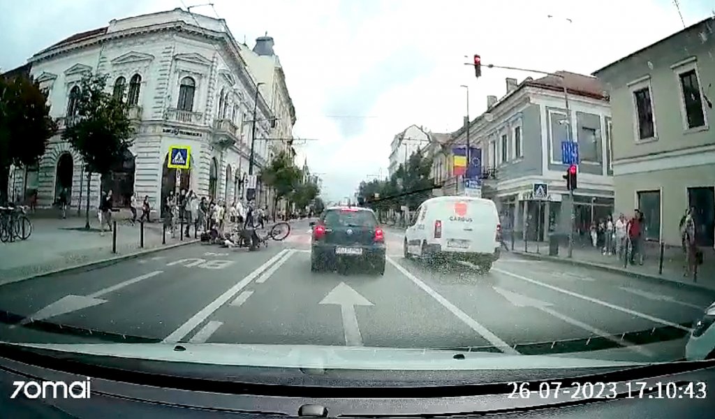 Biciclist din Cluj, ca la popice peste oameni, pe trecerea de pietoni. A secerat o femeie și 2 copii / Caz asemănător în Mănăştur, cu un trotinetist, dar s-a lăsat cu spitalizare