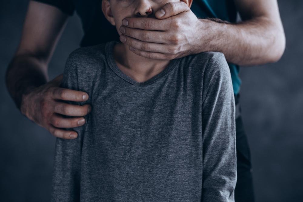 Caz șocant! Un bărbat a violat de zeci de ori o fetița pe parcursul a mai multor ani / Soția acestuia a fost implicată