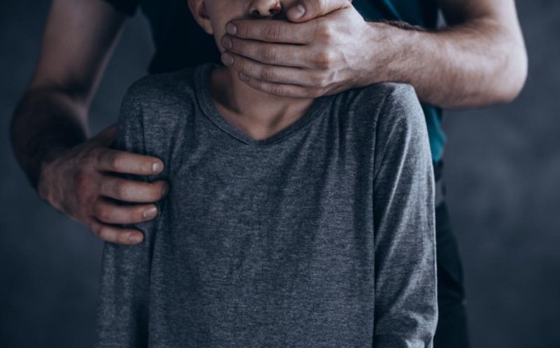 Caz șocant! Un bărbat a violat de zeci de ori o fetița pe parcursul a mai multor ani / Soția acestuia a fost implicată