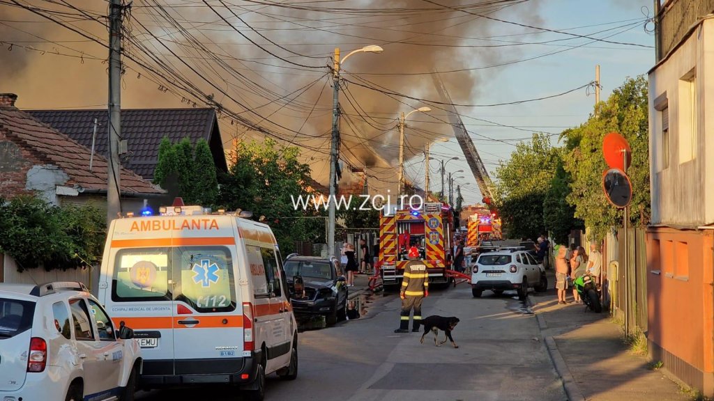 Urmările incendiului din Cluj: Un pompier a fost rănit, cinci mașini distruse și două case afectate