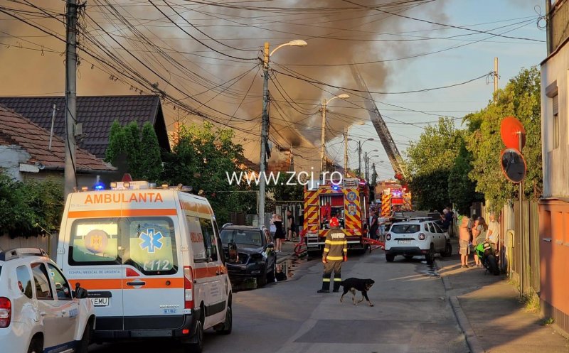 Urmările incendiului din Cluj: Un pompier a fost rănit, cinci mașini distruse și două case afectate