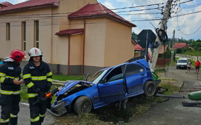 Accident grav în Feleacu: Mașină distrusă după ce a intrat în stâlp